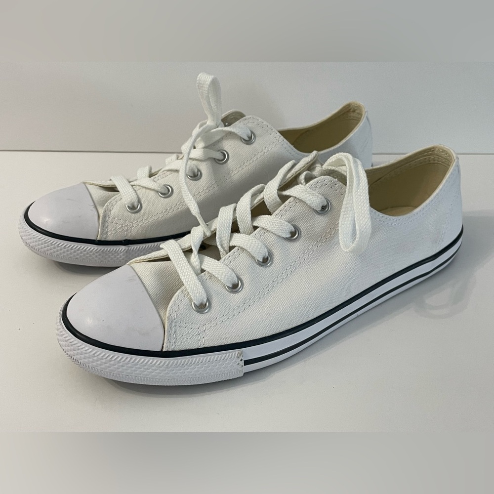Converse Women’s Low Top White and Black Size 9 Great Pre-Owned Condition!